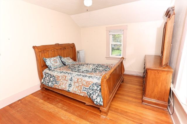 11 Roosevelt Ave, Holyoke, MA 01040