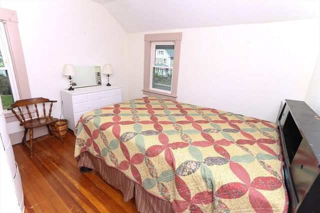 11 Roosevelt Ave, Holyoke, MA 01040