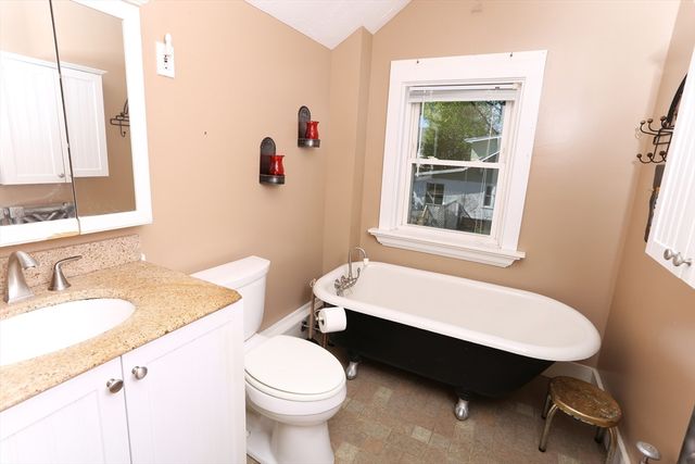 11 Roosevelt Ave, Holyoke, MA 01040