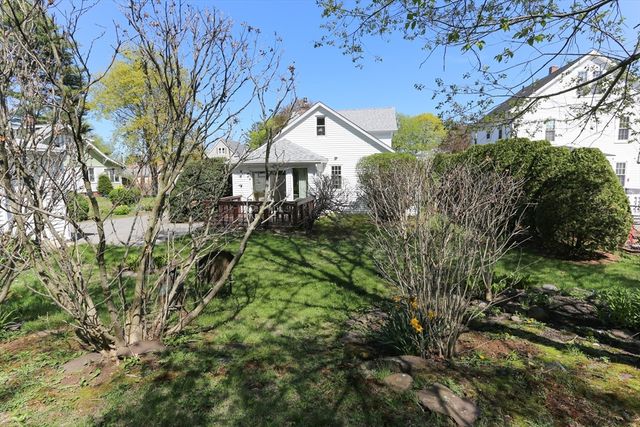 11 Roosevelt Ave, Holyoke, MA 01040