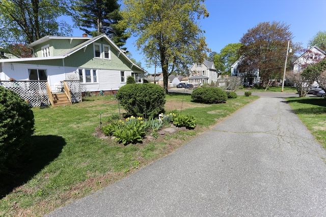 11 Roosevelt Ave, Holyoke, MA 01040