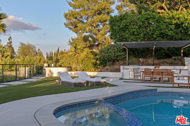 18101 Green Meadow Drive, Encino (los Angeles), CA 91316