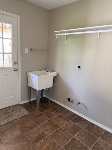 102 Mango Street, Bloomburg, TX 77566