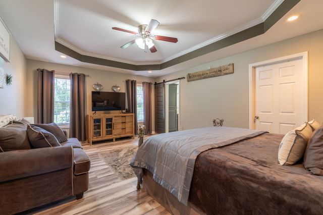 153 Center Point Dr, Summertown, TN 38483