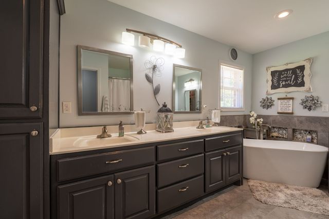 153 Center Point Dr, Summertown, TN 38483