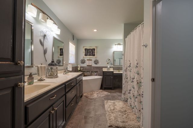 153 Center Point Dr, Summertown, TN 38483