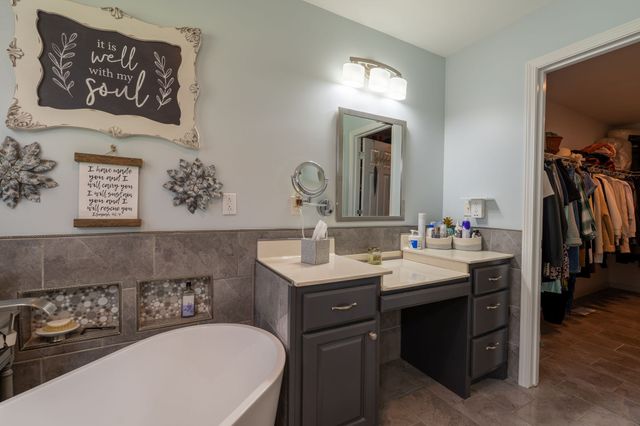153 Center Point Dr, Summertown, TN 38483