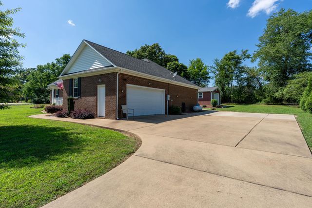 153 Center Point Dr, Summertown, TN 38483