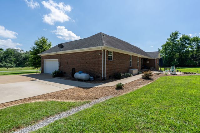 153 Center Point Dr, Summertown, TN 38483