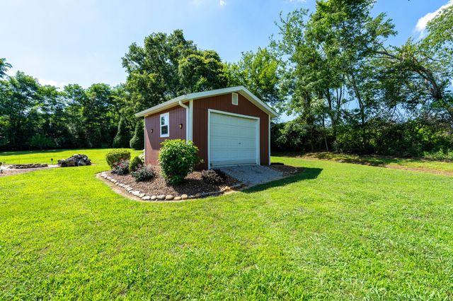 153 Center Point Dr, Summertown, TN 38483