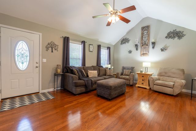 153 Center Point Dr, Summertown, TN 38483