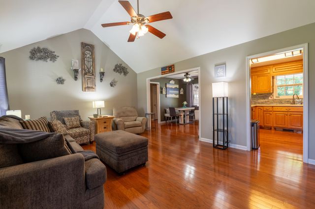 153 Center Point Dr, Summertown, TN 38483