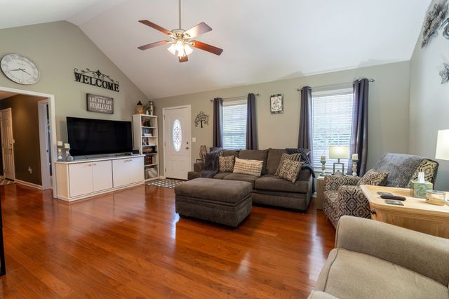 153 Center Point Dr, Summertown, TN 38483