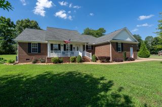 153 Center Point Dr, Summertown, TN 38483