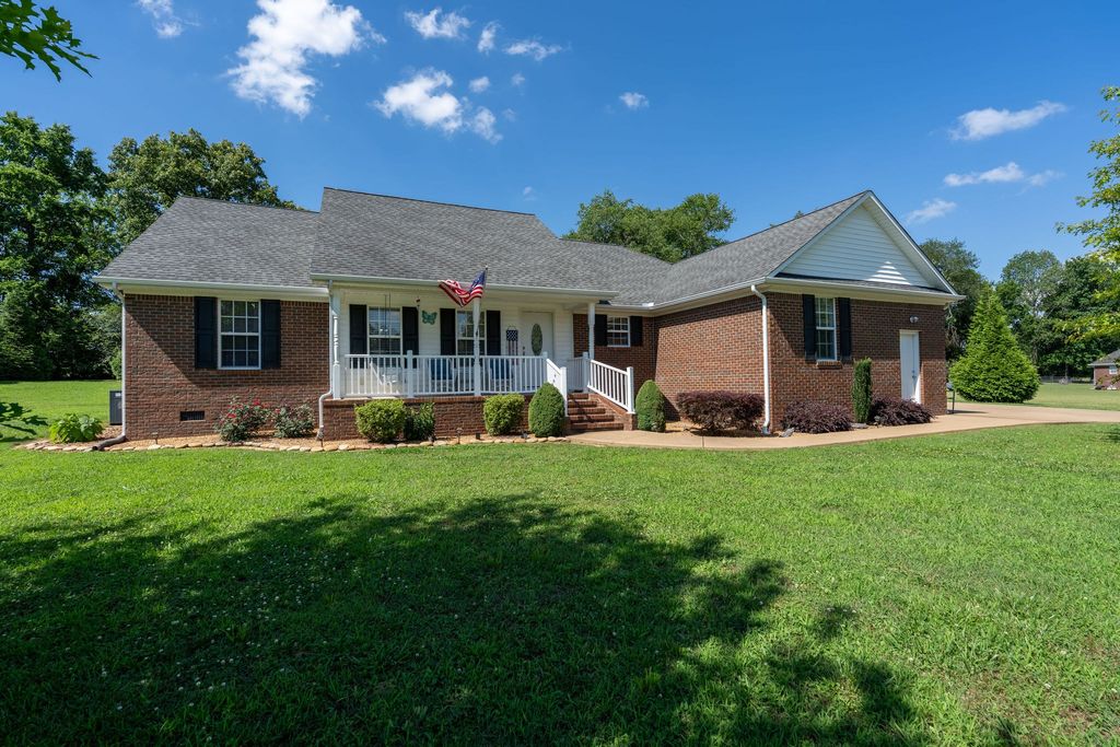 153 Center Point Dr, Summertown, TN 38483