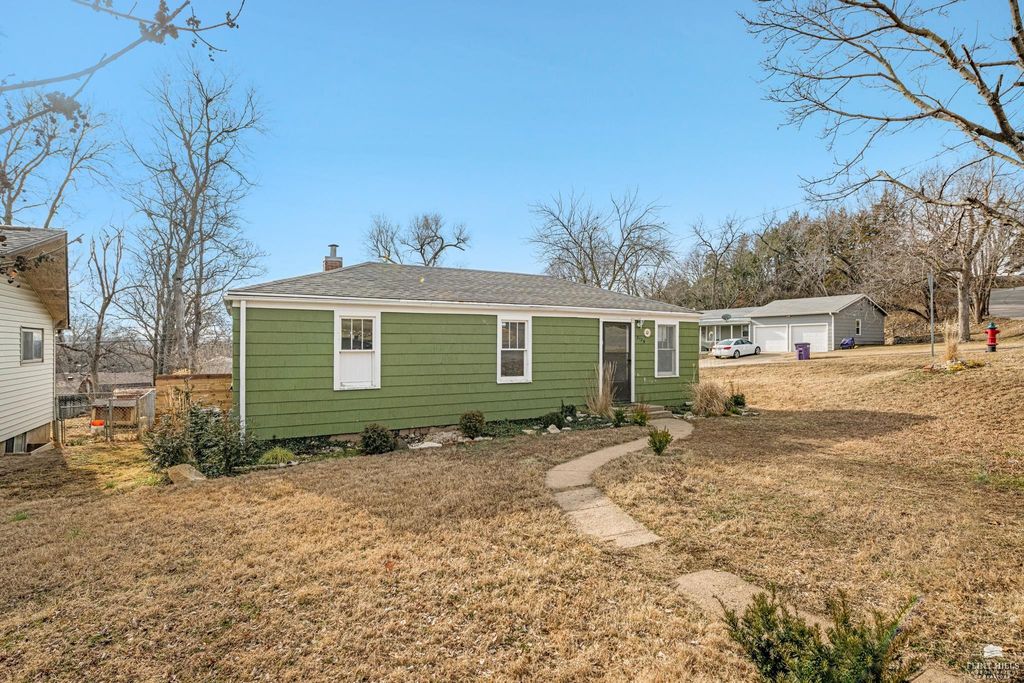 2129 Walnut Drive, Manhattan, KS 66502