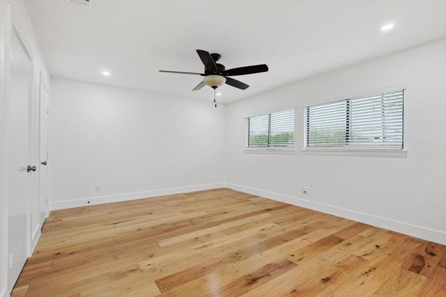 402 Creekmeadow Lane, Lewisville, TX 75067