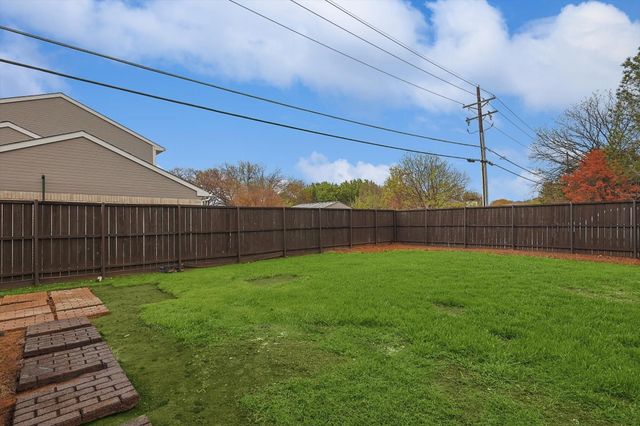 402 Creekmeadow Lane, Lewisville, TX 75067