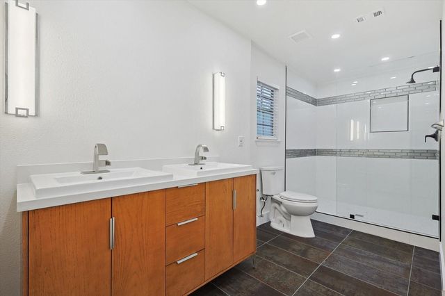 402 Creekmeadow Lane, Lewisville, TX 75067