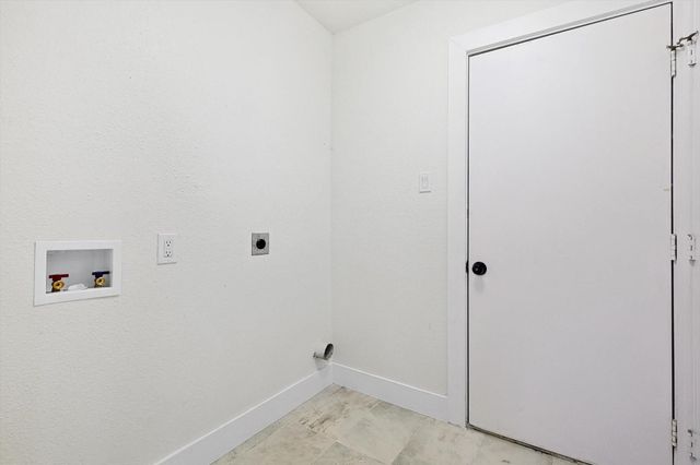 402 Creekmeadow Lane, Lewisville, TX 75067