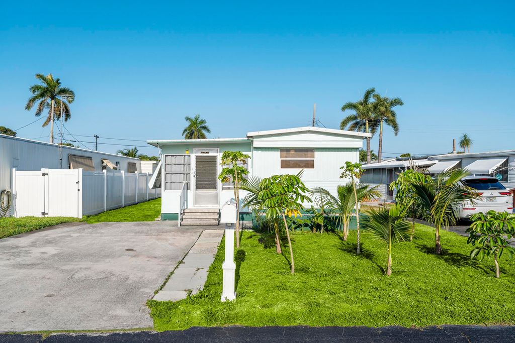 8949 Oak Street, Boynton Beach, FL 33436