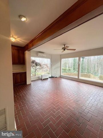 4004 LONGWOOD DR, Fredericksburg, VA 22408