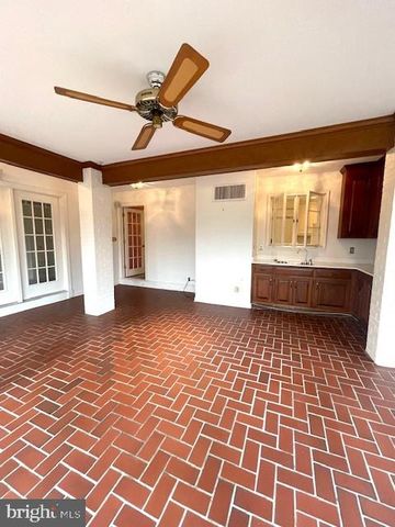 4004 LONGWOOD DR, Fredericksburg, VA 22408