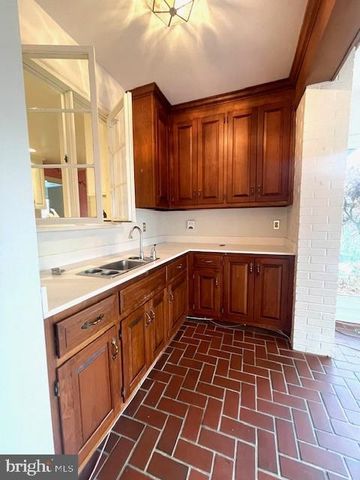 4004 LONGWOOD DR, Fredericksburg, VA 22408