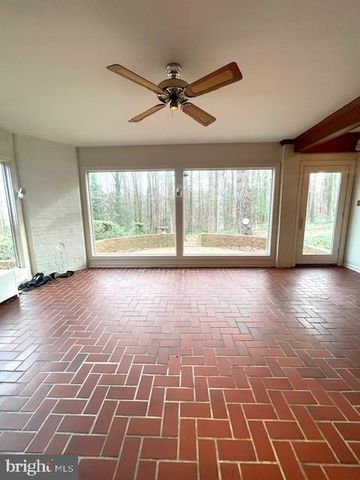 4004 LONGWOOD DR, Fredericksburg, VA 22408