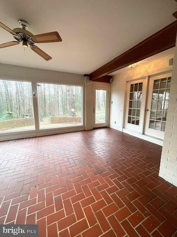 4004 LONGWOOD DR, Fredericksburg, VA 22408