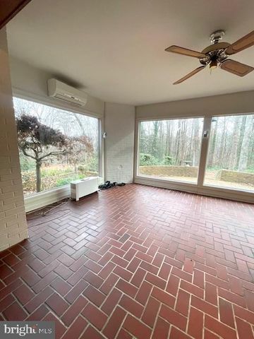 4004 LONGWOOD DR, Fredericksburg, VA 22408