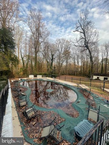 4004 LONGWOOD DR, Fredericksburg, VA 22408