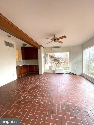 4004 LONGWOOD DR, Fredericksburg, VA 22408