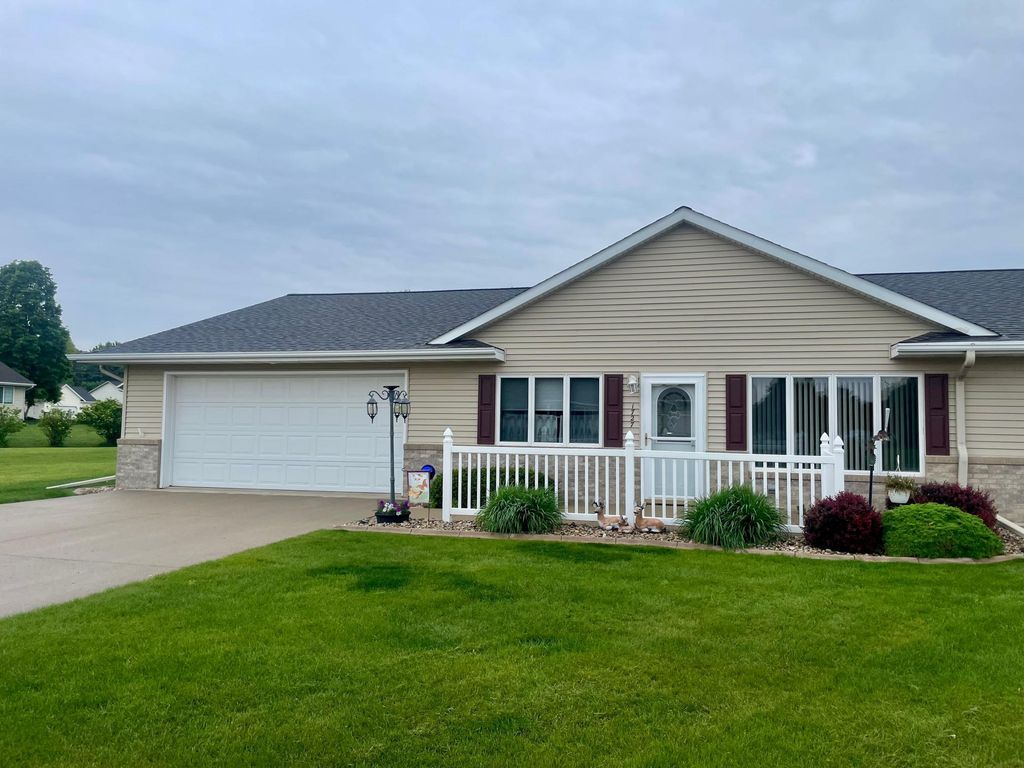 1727 Pinewood Drive, Worthington, MN 56187