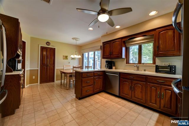 25 Debbie Court, Wayne, NJ 07470