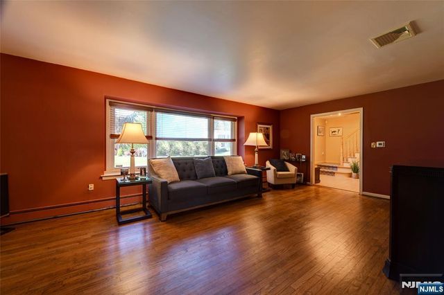 25 Debbie Court, Wayne, NJ 07470