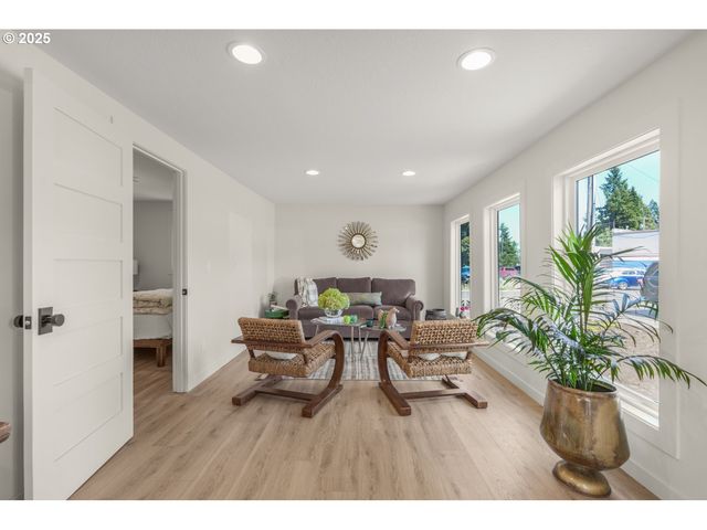 414 PLEASANT Ave, Oregon City, OR 97045