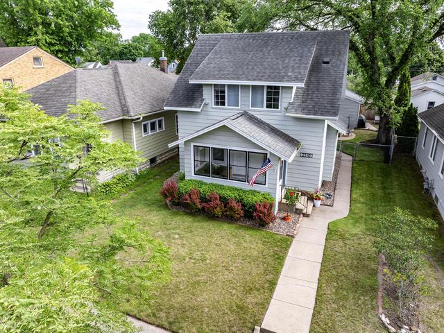 2110 Market STREET, La Crosse, WI 54601