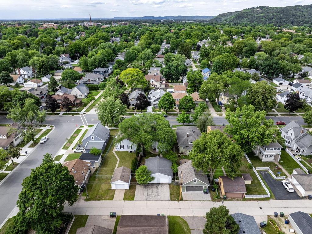2110 Market STREET, La Crosse, WI 54601