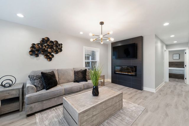 5347 W Gladys Avenue 1, Chicago, IL 60644