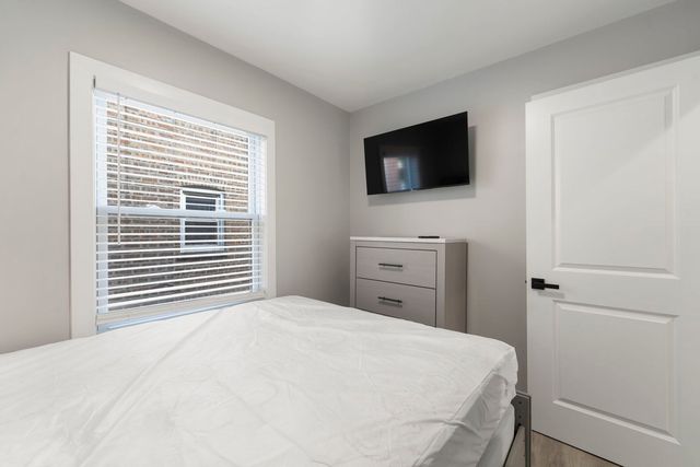 5347 W Gladys Avenue 1, Chicago, IL 60644