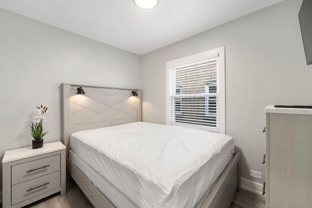5347 W Gladys Avenue 1, Chicago, IL 60644