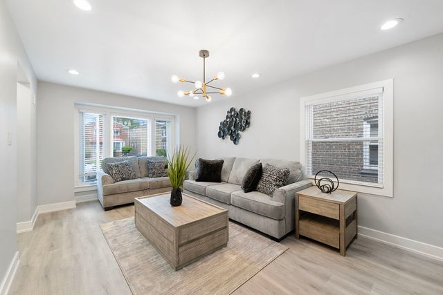 5347 W Gladys Avenue 1, Chicago, IL 60644
