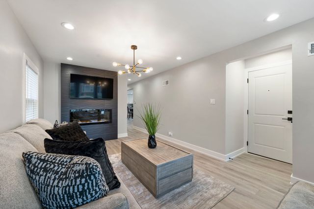 5347 W Gladys Avenue 1, Chicago, IL 60644