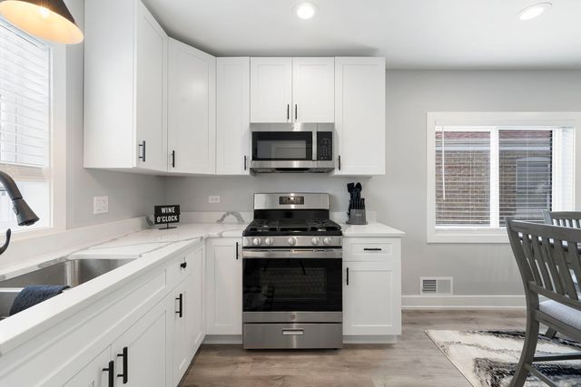 5347 W Gladys Avenue 1, Chicago, IL 60644