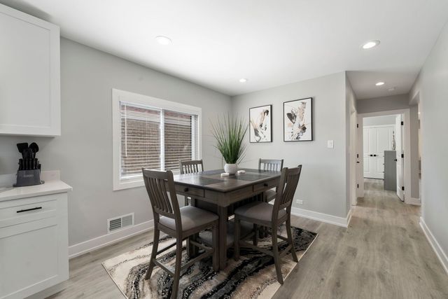 5347 W Gladys Avenue 1, Chicago, IL 60644