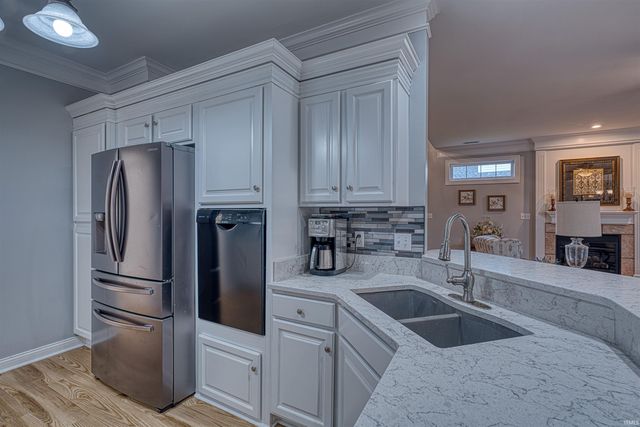 2064 Long Cove Circle, Newburgh, IN 47630