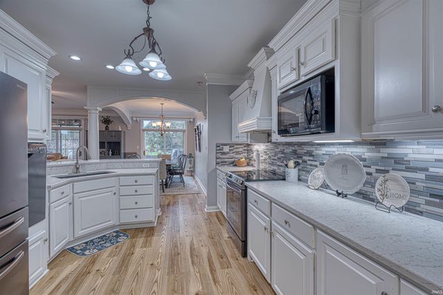 2064 Long Cove Circle, Newburgh, IN 47630