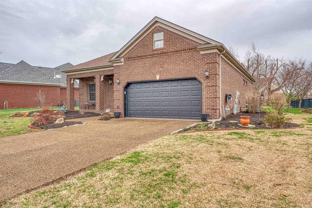 2064 Long Cove Circle, Newburgh, IN 47630