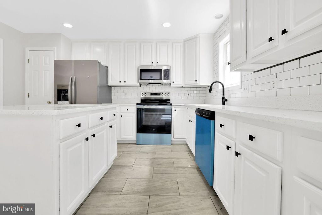 Image 5 of property listing at 3711 GREEN OAK CT, Baltimore, MD 21234